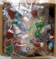 260 pár fülbevaló hibátlan állapotban, régi és új jabloneci-milánói üvegekből