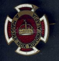 A Hadsegélyező Hivatal által kiadott zománcozott kitűző: "A Magyar Nők Korona Alapja" T:kis zománchiba