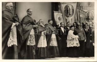 Esztergom bíborosok a Bazilika előtt