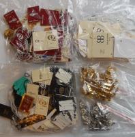 40 db ékszerzár (bizsu, aranyozott, ezüst színű) és 3-400 db márkás árazó zsinór (Helena Rubinstein, Balenciaga, Guy Laroche)