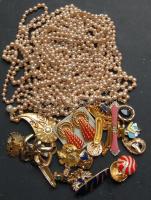 27 db klf bizsu: 11 db tekla gyöngy nyaklánc, fülbevalók, brossok, karkötők, nyakláncok