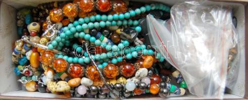 Vegyes ékszerek: 30 db nyaklánc (borostyán, féldrágakő, szaru), 40 db fülbevaló, 15 db medál, 20 db szaru sálgyűrű