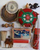 Kis bolha tétel: kulacs, faragott fa díszek, kis totemoszlop, bronz falitányér, régi csokoládés-bonbonos dobozok, stb.