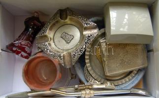 Bolha tétel: hamutálak, kis üveg váza, fali dísz, dísz tőr, toll, névjegykártyatartó, medál, bakelit lemezek. stb.