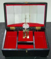 Zenélő fa ékszeresdoboz kedves kis dallammal, belül bélelve és tükrökkel ellátva, működőképes és szép állapotban