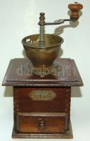 Régi fa és réz kávédaráló kis sérülésekkel 26 cm