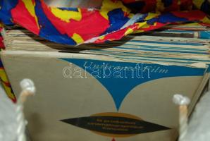 Hatalmas bolhapiac tétel 2 fehér szatyorban: régi napszemüvegek, magazinok, nyomtatványok, fényképalbum, könyvek, lemezek, VHS-kazetták, stb.