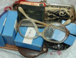 Hatalmas bolhapiac tétel 2 fehér szatyorban: régi napszemüvegek, magazinok, nyomtatványok, fényképal...