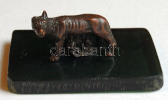 Romulus és Remus bronz szobor (3 cm) üveggyanta talapzaton (5x8 cm)
