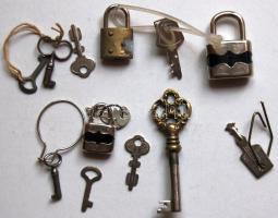 Apró lakat tétel: 3 db lakat és 10 klf kis kulcs