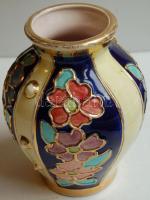 Díszes méhsejt kialakítású virágos porcelán váza "835"-ös sorszámmal ellátva, kézzel festve, néhol megkopva, 18cm-es magassággal