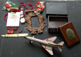 Kis bolha tétel: repülőmakett, képkeret, ékszeres dobozka, magyar nemzeti színű szalagok, órák. stb-