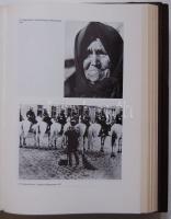 Magyar Művészet 1919-1945 I-II. kötet, Akadémia Kiadó, Bp., kemény kötésben, rengeteg fekete-fehér k...