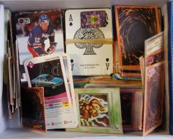 Vegyes autós-, repülős-, francia-, magyar-, parkoló- és máv-, kosárlabda- és jégkorongkártya gyűjtemény dobozban