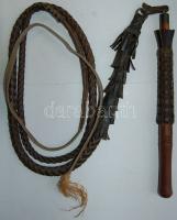 Szépen kidolgozott karikás ostor fából és bőrből, Igazi ereklye! nyél hossza: 40cm, ostor hossza: kb 3m
