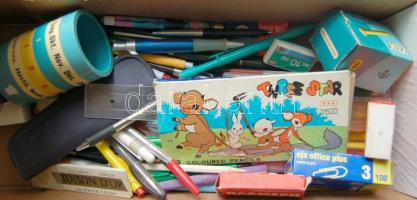 Vegyes írószer tétel benne: tollak, ceruzák, hegyezők, tolltartók, gem- és tűzőkapcsok, körzőkészlet, vonalzók és egyéb írószeripari termékek!