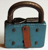 Régi fém lakat működőképes állapotban egy darab kulccsal