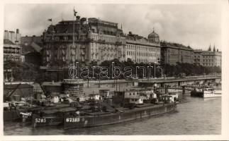 Budapest V. Duna Palota Szálloda uszályokkal