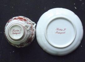 Fischer J. (Herendi) jelzéssel ellátott kis porcelán kávés csésze kistányérral (sérült) / Fischer J....