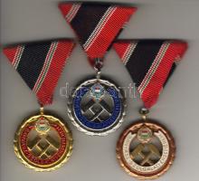 Bányászati szolgálati érdemérem modern bronz-, ezüst-, aranyfokozat 3 db T:1
