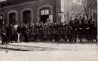 Budapest X. Kőbánya Alsó Vasútállomás, vasutas sztrájk egy rendőrtisztviselővel photo (Rb)