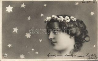 11 db szép állapotban megőrzött női tematikájú képeslap fotókollázsokkal, a 20. század első évtizedé...