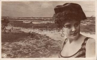 11 db szép állapotban megőrzött női tematikájú képeslap fotókollázsokkal, a 20. század első évtizedé...