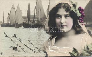 11 db szép állapotban megőrzött női tematikájú képeslap fotókollázsokkal, a 20. század első évtizedé...