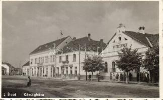 Élesd town hall with the shop of Ilona Klein