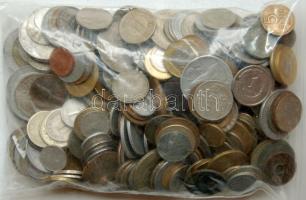 Vegyes fémpénz tétel 1,2kg súlyban, közte magyar és külföldi pénzek egyaránt, ezüstök is T:vegyes