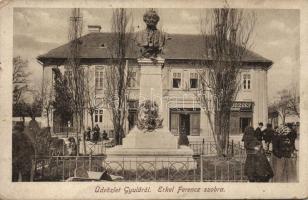 Gyula Erkel Ferenc szobra mészárosbolttal