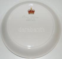 Prince William jelzéssel ellátott II. Erzsébet arcképével díszített porcelán tányér / Chinaware plat...