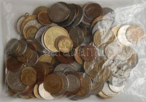 Kis vegyes világpénz tétel, 0,7kg súlyban, érdekes darabokkal T:vegyes