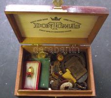 Vegyes kitűző tétel a szocialista időszakból, jobb darabokkal, Son Tomás cigarettás fadobozban T:vegyes