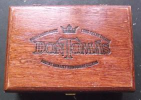 Vegyes kitűző tétel a szocialista időszakból, jobb darabokkal, Son Tomás cigarettás fadobozban T:veg...