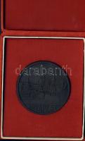 1960. A Kulturális Kapcsolatok Intézete által kiadott "Felszabadulásunk 15. évfordulójára" jelzésű Br emlékplakett Budapest látképével, eredeti dísztokban T:2