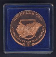 1996. A Magyar Köztársaság Honvédelmi Miniszterétől, Keleti Györgytől adományozott fém emlékérem eredeti adományozói tokban. Szign: Bozó T:1