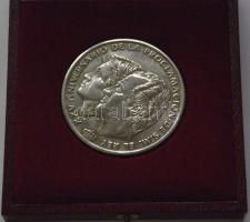 Spanyolország 2000. Károly trónralépésének 25. évfordulója Ag emlékérem eredeti dísztokban (147.1g) T:BU