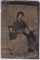 cca 1880 Polgárhölgy 2 oldalas, kopott ferrotípia 6x9 cm