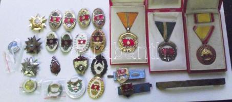 21db klf katonai kitüntetés és kitűző gyűjtemény, bronz tartópánttal T:vegyes