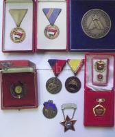 10db klf katonai kitüntetés gyűjtemény, NDK-s, KISz-s és Ságvári jelzésű darabok, fele adományozói dísztokban T:vegyes