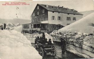Ferdinandshöhe Hotel with automobile