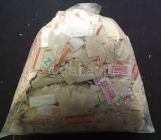 Több ezer postai kezelési címke zacskóban, ömlesztve