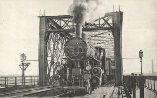 MÁV locomotive series 324 on the Budapest Conjunction bridge