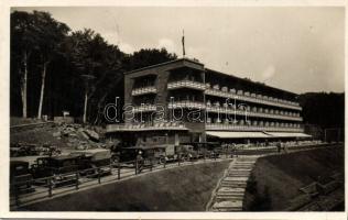 Mátra Kékes Szálló automobilokkal