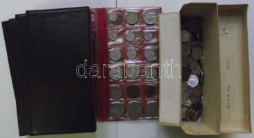 Kis világpénz gyűjtemény 5 kisalbumba rendezve, plusz egy dobozban ömlesztve, többek között:India, Törökország, Kuvait, Lengyelország, Románia, Kuba, Csehszlovákia, Malajzia, Bahrein, Izrael, Indonézia, Srí Lanka, Hongkong, Izland, Kolumbia, Kanada pénzei T:vegyes