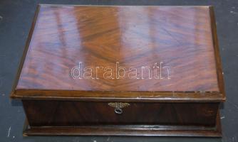 Fa doboz Erdély megszállása visszatérési pecsétekkel, kulccsal, javításra szoruló zárral 32x23 cm
