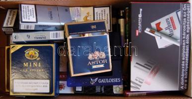 Nagy cigarettás tétel: cigarettás dobozok, öngyújtók, hamutálak, gyufák, szivartartók, stb.