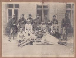 7db különféle fotó: katonai, társasági, városkép, halászat