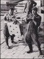 7db különféle fotó: katonai, társasági, városkép, halászat